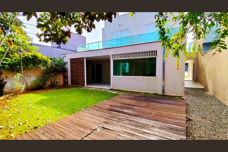 Casa de condomínio para alugar com 250m², 4 quartos e 4 vagas