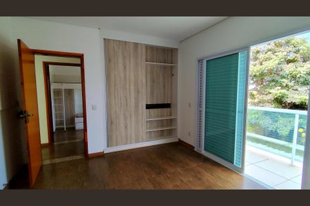 Casa de condomínio para alugar com 250m², 4 quartos e 4 vagas