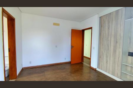 Casa de condomínio para alugar com 250m², 4 quartos e 4 vagas