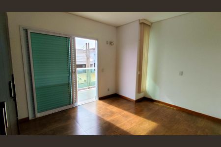Casa de condomínio para alugar com 250m², 4 quartos e 4 vagas