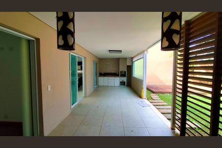 Casa de condomínio para alugar com 250m², 4 quartos e 4 vagas