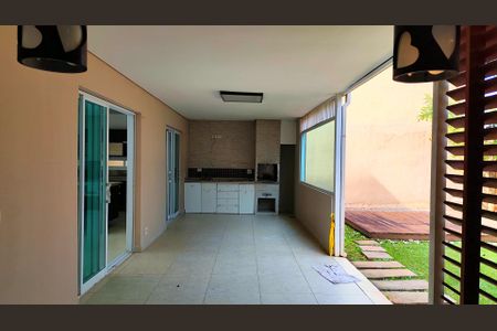 Casa de condomínio para alugar com 250m², 4 quartos e 4 vagas