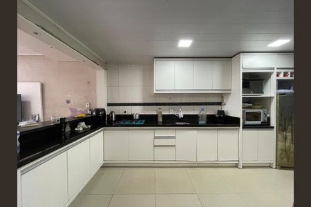 Casa à venda com 230m², 4 quartos e 1 vaga