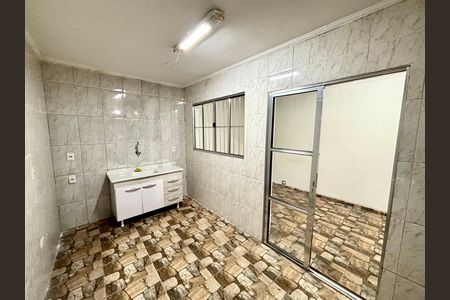 Cozinha  de casa para alugar com 2 quartos, 34m² em Vila Dalila, São Paulo
