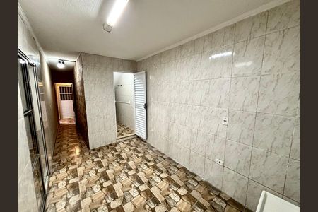 Cozinha  de casa para alugar com 2 quartos, 34m² em Vila Dalila, São Paulo