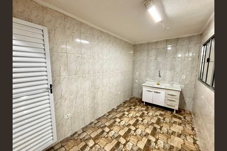 Cozinha  de casa para alugar com 2 quartos, 34m² em Vila Dalila, São Paulo