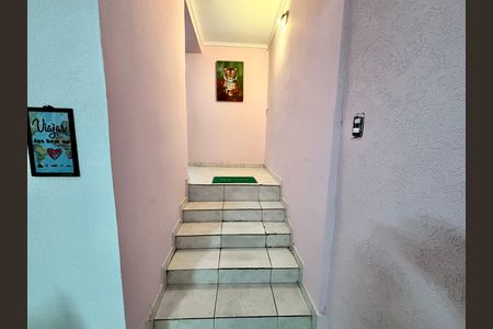escada  de casa para alugar com 3 quartos, 100m² em Vila Dalila, São Paulo