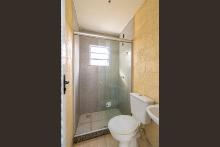 Banheiro de kitnet/studio para alugar com 1 quarto, 25m² em Cordovil, Rio de Janeiro