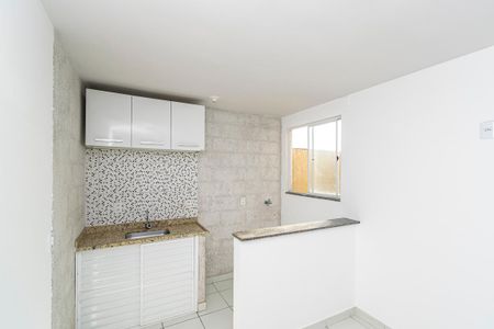 Cozinha de kitnet/studio para alugar com 1 quarto, 25m² em Cordovil, Rio de Janeiro