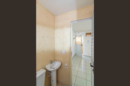 Banheiro de kitnet/studio para alugar com 1 quarto, 25m² em Cordovil, Rio de Janeiro