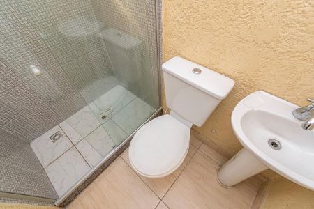 Banheiro de kitnet/studio para alugar com 1 quarto, 25m² em Cordovil, Rio de Janeiro