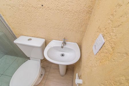 Banheiro de kitnet/studio para alugar com 1 quarto, 25m² em Cordovil, Rio de Janeiro