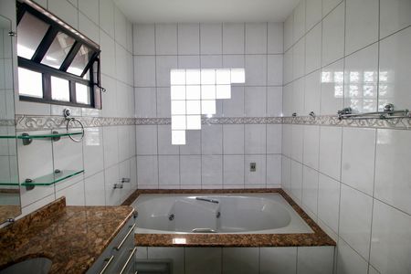 Casa para alugar com 400m², 4 quartos e 6 vagasSuite com banheira