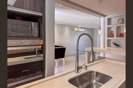 Casa de condomínio à venda com 299m², 3 quartos e 3 vagas Casa de condomínio à venda com 299m², 3 quartos e 3 vagasCozinha