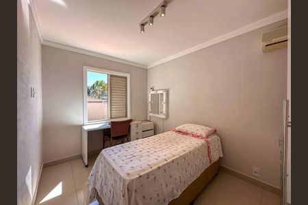 Casa de condomínio à venda com 299m², 3 quartos e 3 vagas Casa de condomínio à venda com 299m², 3 quartos e 3 vagasQuarto