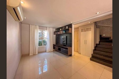 Casa de condomínio à venda com 299m², 3 quartos e 3 vagas Casa de condomínio à venda com 299m², 3 quartos e 3 vagasSala
