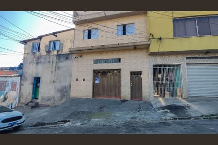 Casa para alugar com 210m², 2 quartos e 2 vagas Casa para alugar com 210m², 2 quartos e 2 vagasFachada