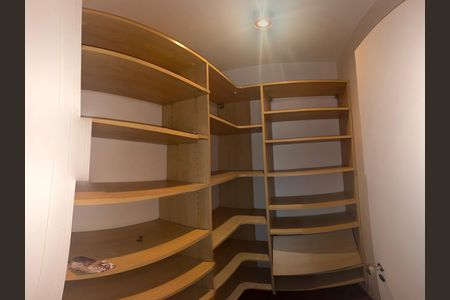 Closet da suíte 1 de apartamento para alugar com 3 quartos, 169m² em Vila Suzana, São Paulo