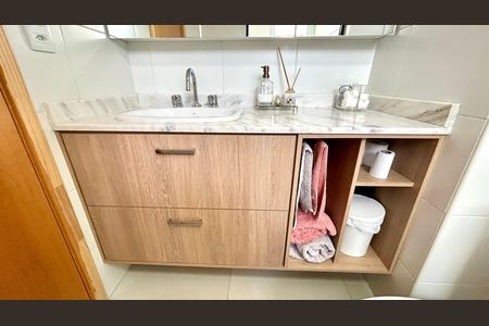 Apartamento à venda com 107m², 3 quartos e 3 vagas Apartamento à venda com 107m², 3 quartos e 3 vagasBanheiro da Suíte 1