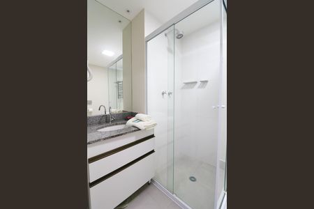 Banheiro de kitnet/studio para alugar com 1 quarto, 27m² em Santo Amaro, São Paulo