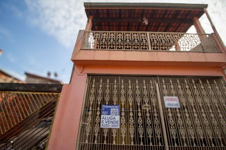 Casa para alugar com 162m², 5 quartos e 2 vagas Casa para alugar com 162m², 5 quartos e 2 vagasFachada