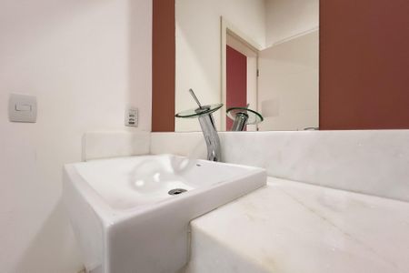 Casa de condomínio à venda com 710m², 6 quartos e 5 vagas Casa de condomínio à venda com 710m², 6 quartos e 5 vagasBanheiro da Suíte 3
