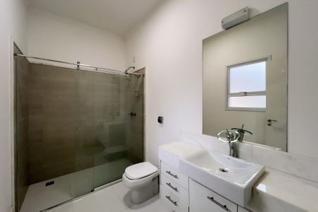 Casa de condomínio à venda com 710m², 6 quartos e 5 vagas Casa de condomínio à venda com 710m², 6 quartos e 5 vagasBanheiro da Suíte 2