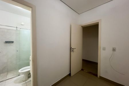 Casa de condomínio à venda com 710m², 6 quartos e 5 vagas Casa de condomínio à venda com 710m², 6 quartos e 5 vagasQuarto de Serviço