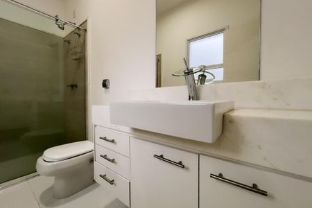 Casa de condomínio à venda com 710m², 6 quartos e 5 vagas Casa de condomínio à venda com 710m², 6 quartos e 5 vagasBanheiro da Suíte 2