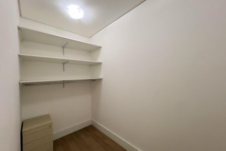 Casa de condomínio à venda com 710m², 6 quartos e 5 vagas Casa de condomínio à venda com 710m², 6 quartos e 5 vagasCloset da suíte 4