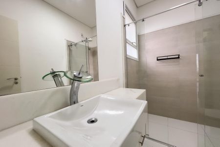 Casa de condomínio à venda com 710m², 6 quartos e 5 vagas Casa de condomínio à venda com 710m², 6 quartos e 5 vagasBanheiro da Suíte 4