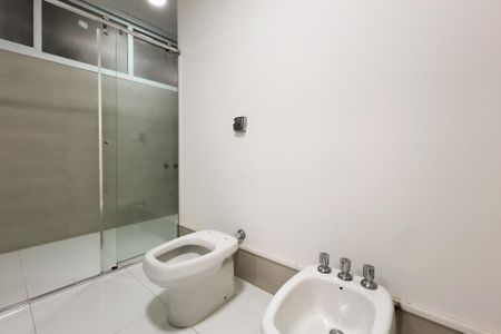Casa de condomínio à venda com 710m², 6 quartos e 5 vagas Casa de condomínio à venda com 710m², 6 quartos e 5 vagasBanheiro da Suíte 1