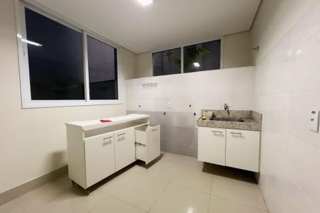 Casa de condomínio à venda com 710m², 6 quartos e 5 vagas Casa de condomínio à venda com 710m², 6 quartos e 5 vagasÁrea de Serviço