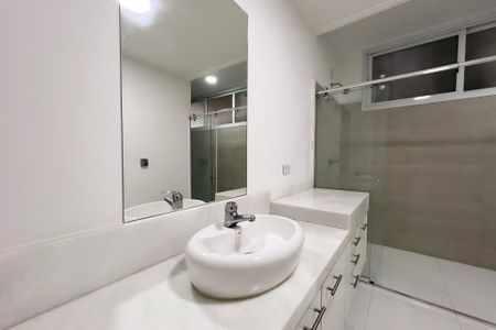 Casa de condomínio à venda com 710m², 6 quartos e 5 vagas Casa de condomínio à venda com 710m², 6 quartos e 5 vagasBanheiro da Suíte 1