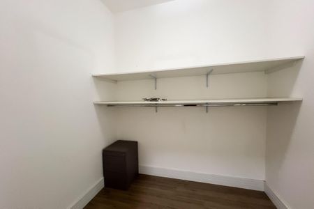 Casa de condomínio à venda com 710m², 6 quartos e 5 vagas Casa de condomínio à venda com 710m², 6 quartos e 5 vagasCloset da suíte 1