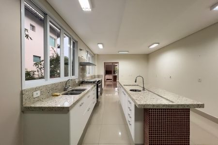 Casa de condomínio à venda com 710m², 6 quartos e 5 vagas Casa de condomínio à venda com 710m², 6 quartos e 5 vagasCozinha