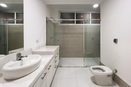 Casa de condomínio à venda com 710m², 6 quartos e 5 vagas Casa de condomínio à venda com 710m², 6 quartos e 5 vagasBanheiro da Suíte 1