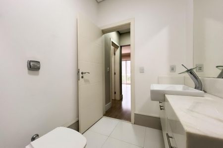 Casa de condomínio à venda com 710m², 6 quartos e 5 vagas Casa de condomínio à venda com 710m², 6 quartos e 5 vagasBanheiro da Suíte 4
