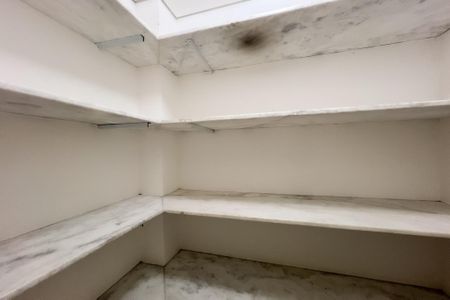 Casa de condomínio à venda com 710m², 6 quartos e 5 vagas Casa de condomínio à venda com 710m², 6 quartos e 5 vagasDespensa