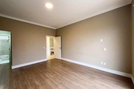 Casa de condomínio à venda com 710m², 6 quartos e 5 vagas Casa de condomínio à venda com 710m², 6 quartos e 5 vagasSuíte 4