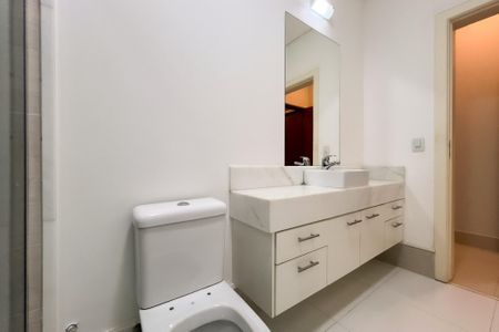 Casa de condomínio à venda com 710m², 6 quartos e 5 vagas Casa de condomínio à venda com 710m², 6 quartos e 5 vagasBanheiro da Suíte terrea