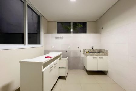 Casa de condomínio à venda com 710m², 6 quartos e 5 vagas Casa de condomínio à venda com 710m², 6 quartos e 5 vagasÁrea de Serviço