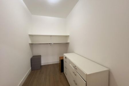 Casa de condomínio à venda com 710m², 6 quartos e 5 vagas Casa de condomínio à venda com 710m², 6 quartos e 5 vagasCloset da suíte 3