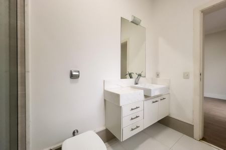 Casa de condomínio à venda com 710m², 6 quartos e 5 vagas Casa de condomínio à venda com 710m², 6 quartos e 5 vagasBanheiro da Suíte 2