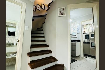 Casa à venda com 145m², 3 quartos e 2 vagasEscada