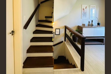 Escada de casa à venda com 3 quartos, 145m² em Sarandi, Porto Alegre