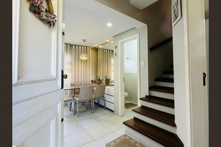 Casa à venda com 145m², 3 quartos e 2 vagasEscada