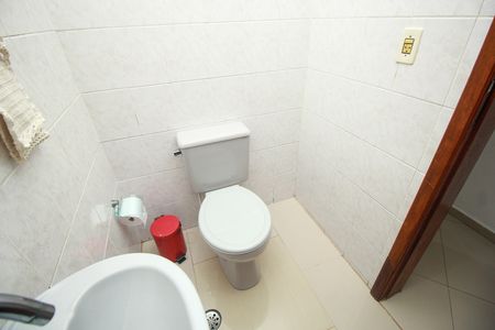 Casa à venda com 302m², 4 quartos e 2 vagas Casa à venda com 302m², 4 quartos e 2 vagasLavabo - Casa 2