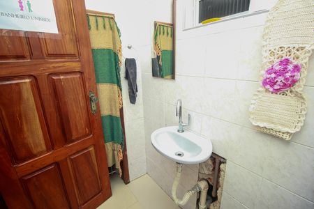 Casa à venda com 302m², 4 quartos e 2 vagas Casa à venda com 302m², 4 quartos e 2 vagasLavabo - Casa 2