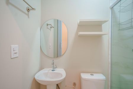 Banheiro de kitnet/studio para alugar com 1 quarto, 15m² em Vila Universitaria, São Paulo